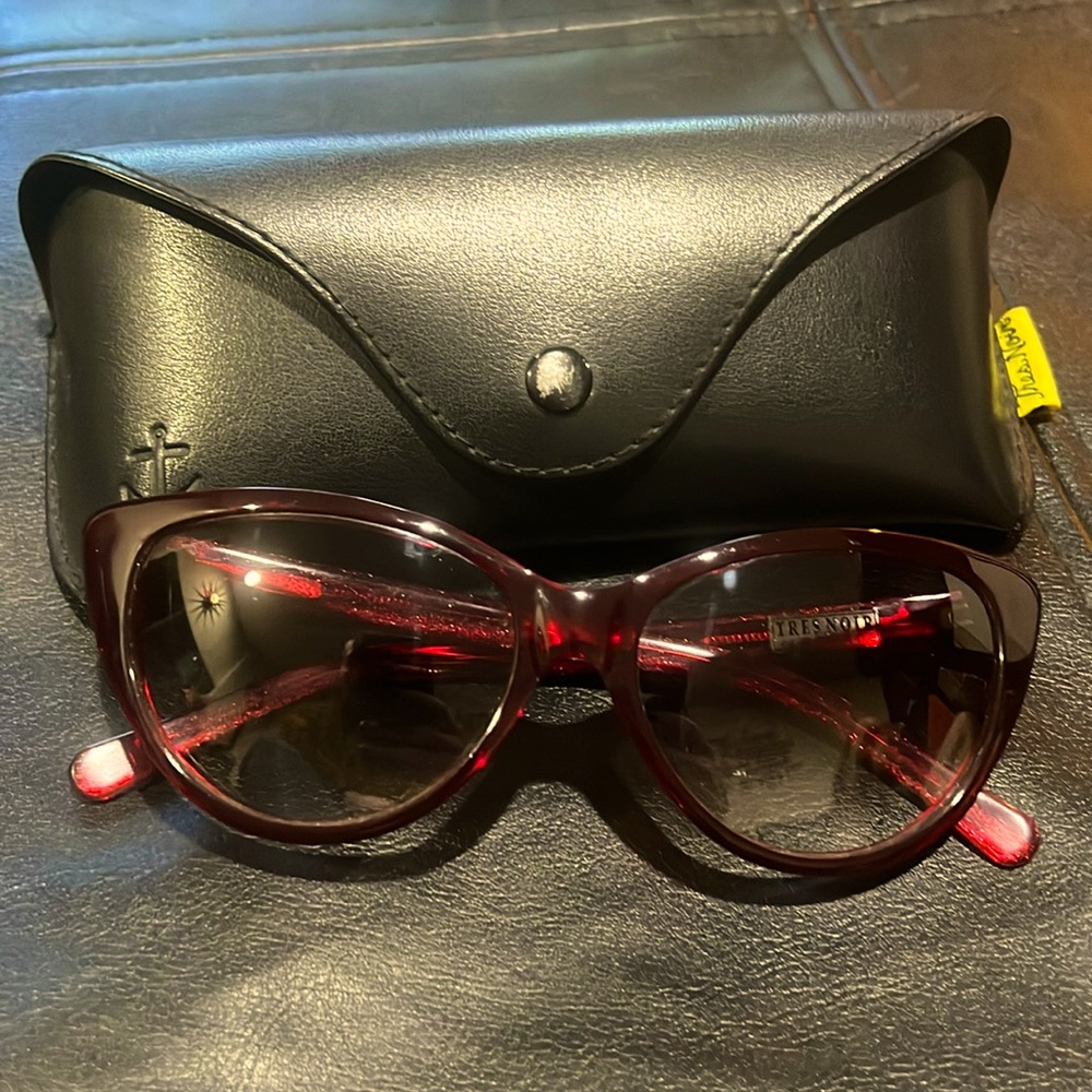 Tres Noir Ultra Lux sunglasses in Red w/ case
